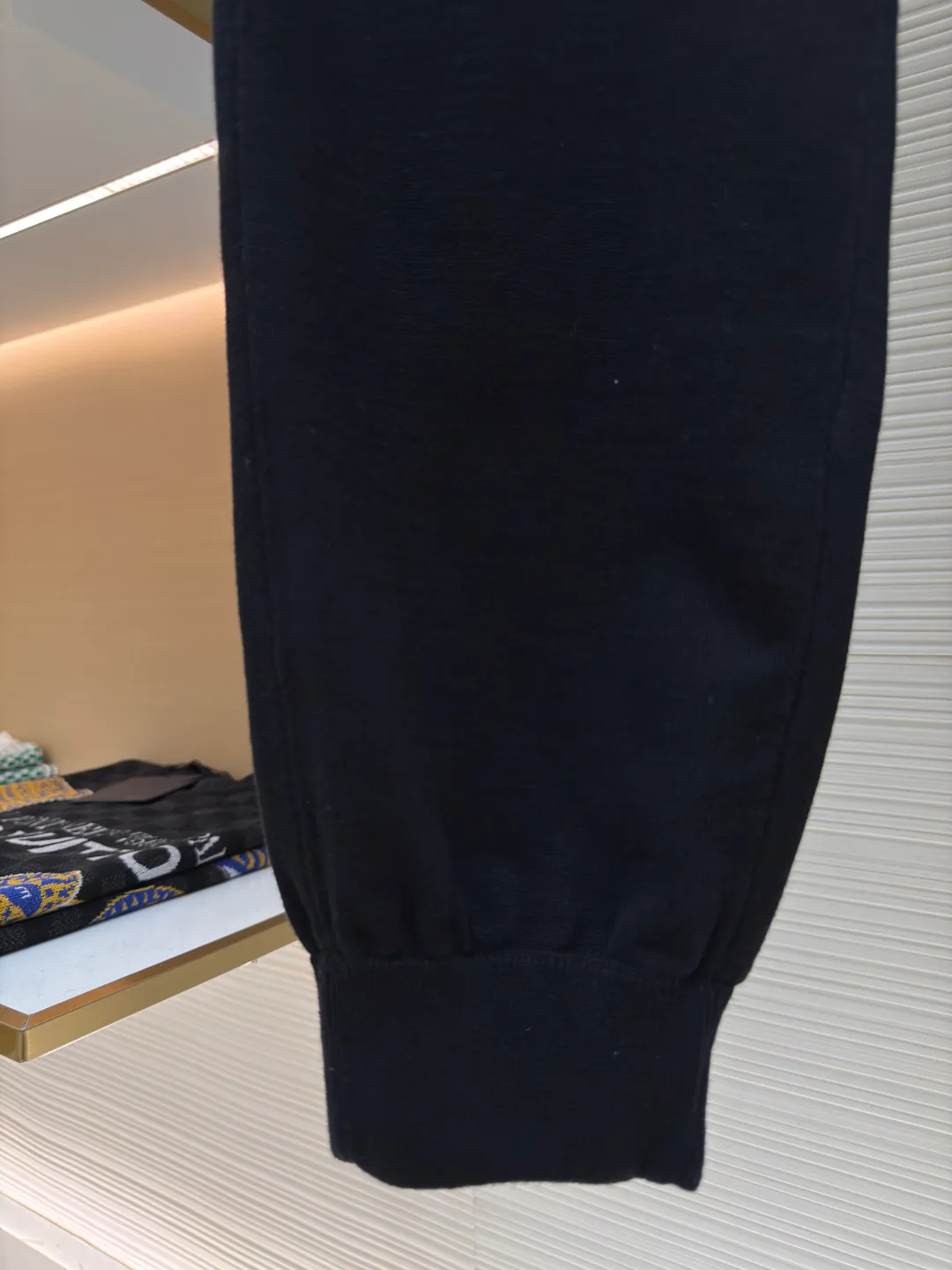 LOUIS VUITTON LOGO embroidered elastic waist trousers ●Authentic product: Purchased and developed by 15210 ●Item number: 1680056-B10 ●Fabric: combed cotton yarn fabric ●Technology: knitting ●Version: fitted version ●Weight: about 615 grams ●Size: XS-S-M-L ●Description: Made of combed cotton yarn It adopts German imported machine (SOTO) 14 knitting machine, the jacquard part adopts Japanese (Shima Seiki) 7-needle knitting, wool jacquard, imported embroidery, customized 1:1 zipper and customized 1:1 trademark. The overall wiring is straight and delicate, the fabric is comfortable and soft, and the color is consistent without color difference. It can be matched with the same style to create a fashionable look and control various occasions. Customized accessories, complete with three standards, same style for men and women!
